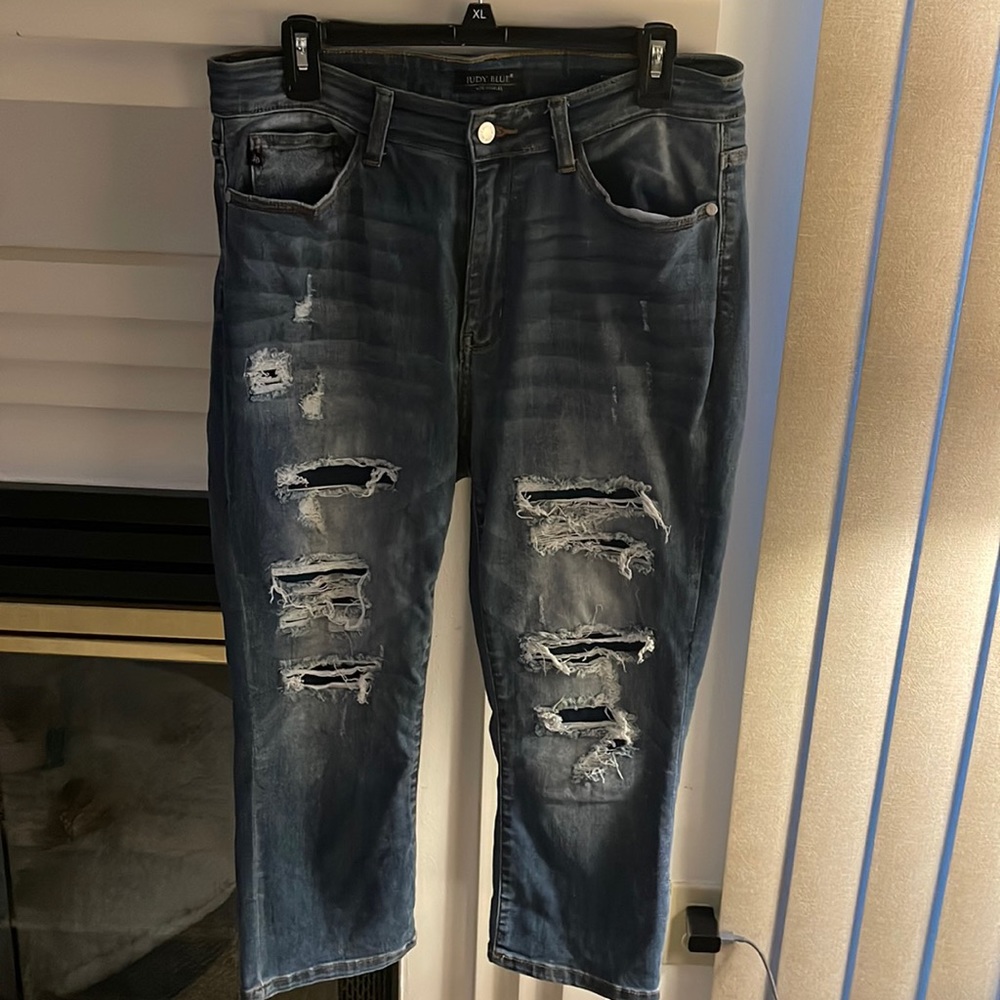 Judy Blue distressed Capri Fit 14W